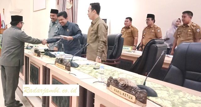 Drs H Pahrul Rozi, M.Si menyerahkan laporan Pansus kepada Ketua DPRD, Tontawi Jauhari SE   