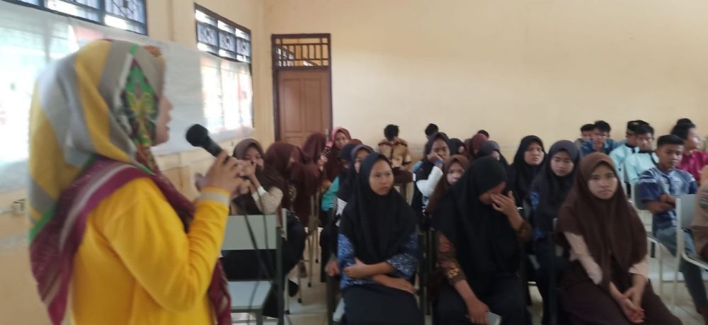 Kepala SMKN 7 Tebo, Ramayani, M.Pd memberikan penyuluhan pada siswanya.