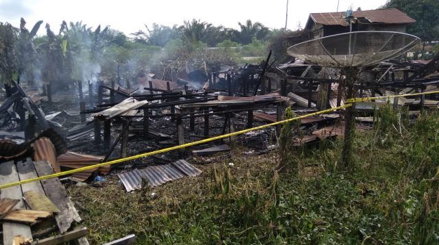 Rumah bedeng yang habis terbakar.