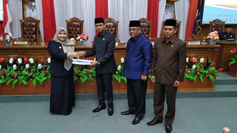 Bupati menyerahkan berkas ke Ketua DPRD Muarojambi