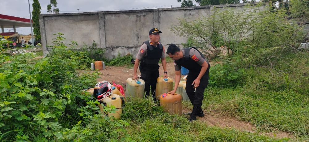 Kapolsek Tebo Tengah Iptu Moh Hasyim Asy'ari mengamankan Drigen berisikan bensin dibelakang SPBU.