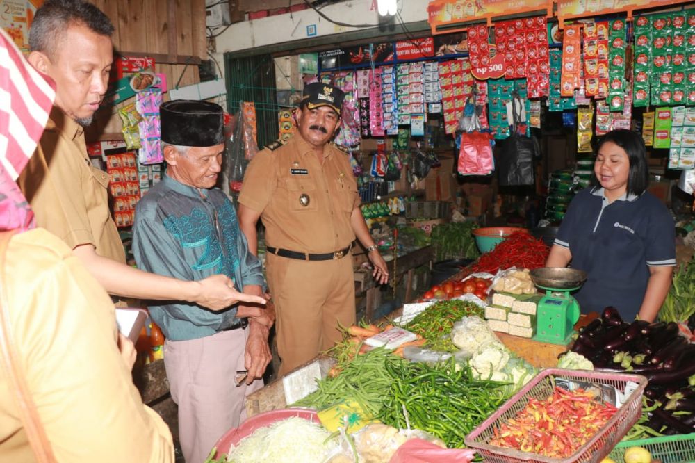 Wabup Tanjabbar Saat mengecek ketersediaan Sembako.