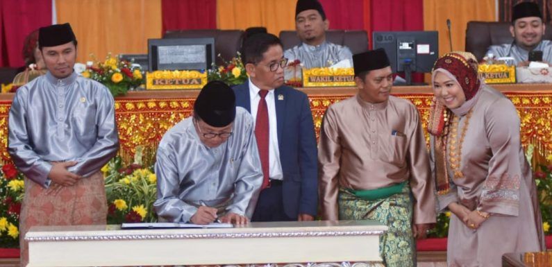 Ditandatangani Surat Pernyataan Kesepakatan Percepatan Pembangunan Kawasan Ujung Jabung antara Komisi V DPR RI Dapil Jambi dengan Pemerintah Provinsi Jambi, Pemerintah Kabupaten Tanjung Jabung Timur dan Pemerintah Kabupaten Muaro Jambi, Senin (6/1/20).