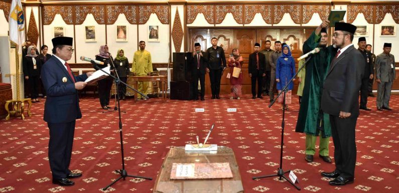 Gubernur Jambi, Dr Drs H Fachrori Umar, M Hum lantik Pejabat Pimpinan Tinggi Madya Sekretaris Daerah (Sekda) Provinsi Jambi, yang sebelumnya Pelaksana Harian (Plh) Sekda, H Sudirman, SH MH, sebagai Pejabat (Pj) Sekretaris Daerah Provinsi Jambi, bertempat di Auditarium rumah dinas Gubernur, Selasa (07/01).