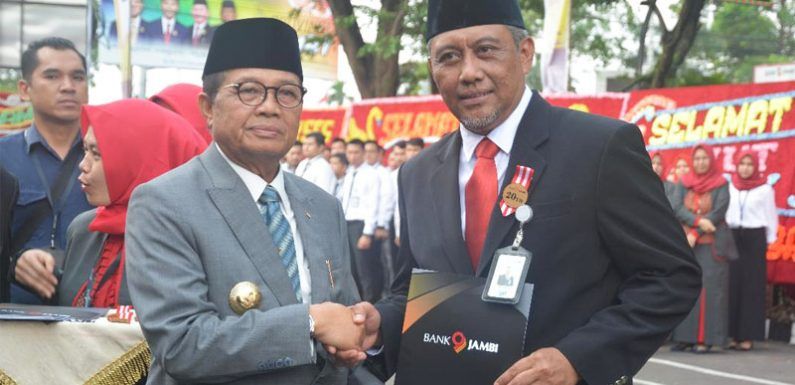 Gubernur Jambi, Dr Drs H Fachrori Umar, M Hum memimpin upacara GUT Bank Jambi ke-57, Rabu (8/1) bertempat di halaman kantor Bank Jambi.