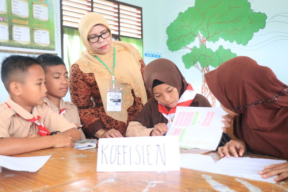 
Guru dan siswa belajar aktif program PINTAR