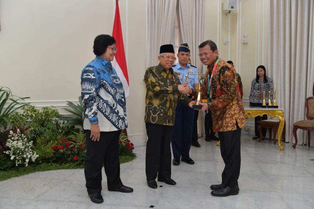 Wakil Presiden RI menyerahkan  penghargaan didampingi Menteri Lingkungan Hidup dan Kehutanan. 
