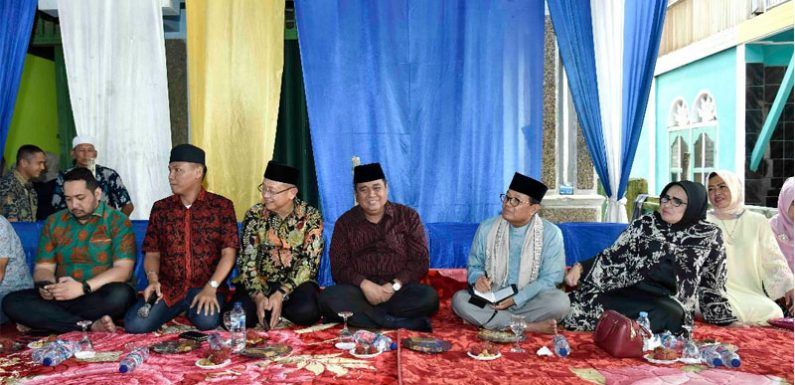 Gubernur Jambi, Dr.Drs.H.Fachrori Umar,M.Hum mendengarkan beberapa aspirasi yang disampaikan oleh masyarakat 