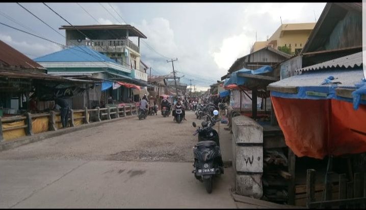 Beberapa pedagang Pasar Parit 1 terlihat masih berjualan diatas trotoar.