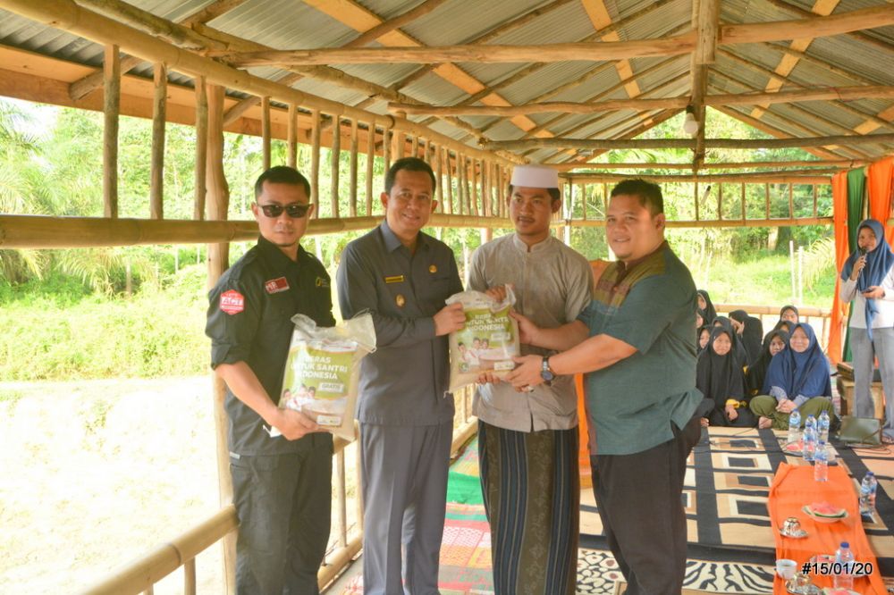 Wabup menyerahkan bantuan.