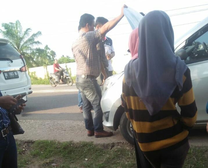 Tampak Aksi koboy Debt Collector saat melakukan penarikan mobil milik Alamsyah di Jalan umum