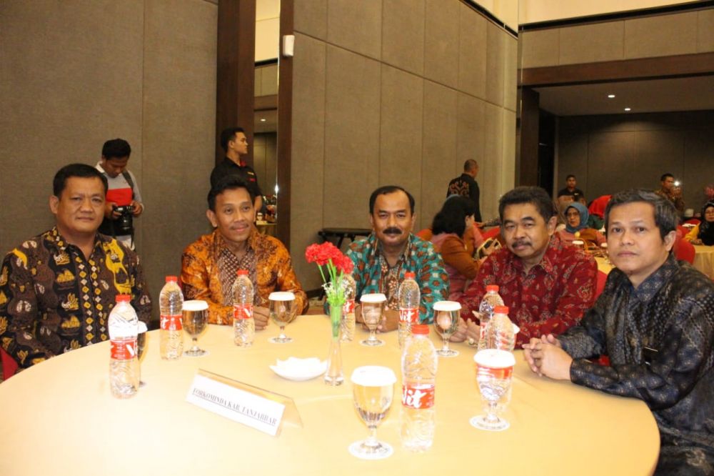 Wabup Amir Sakib bersama undangan lain