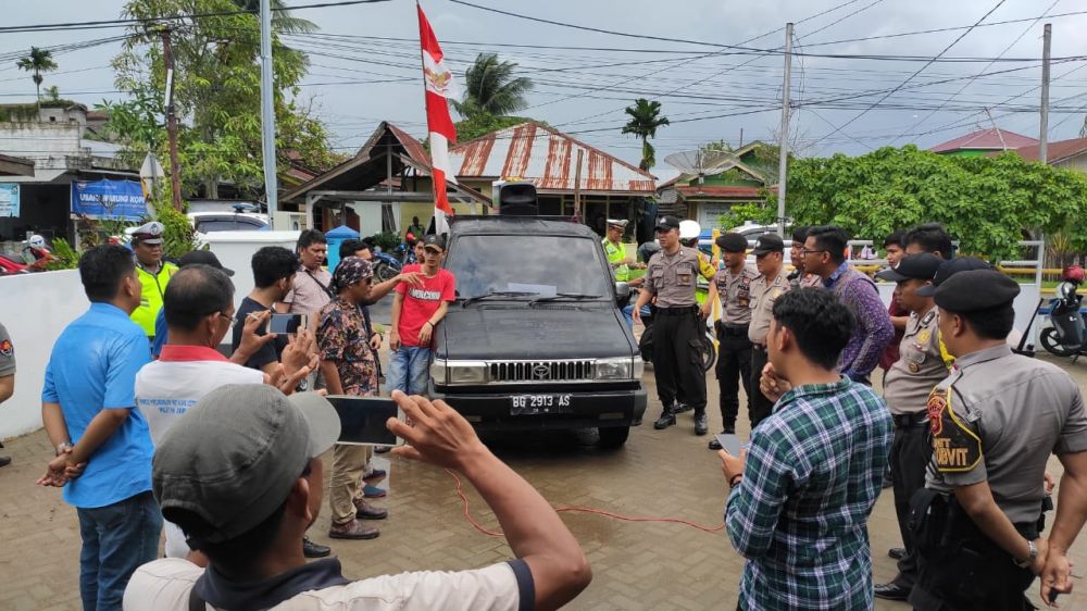 Aksi demo di kantor PLN Kualatungkal.