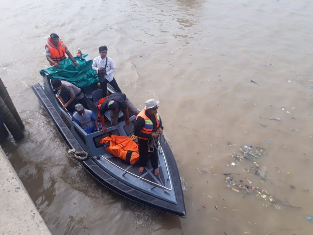Petugas mengevakuasi jasad Zulfan