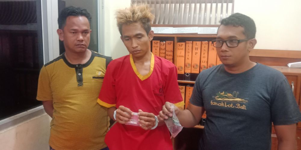 Petugas gabungan Sat Res Narkoba Polres Batanghari saat mengamankan Winggy Sandra alias Wingki.