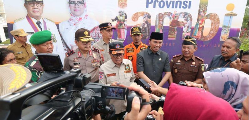 Gubernur Jambi Dr. Drs. H Fachrori Umar, M.Hum saat memimpin Apel Siaga Darurat Bencana Hidrometeorologi di Wilayah Provinsi Jambi, di lapangan depan Kantor Gubernur Jambi, Senin (20/1).