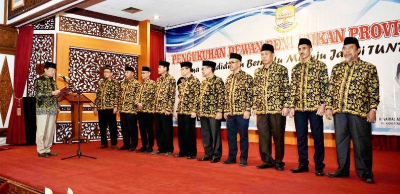 Pengukuhkan Pengurus Dewan Pendidikan Provinsi Jambi Tahun 2019-2021, yang berlangsung di Auditorium Rumah Dinas Gubernur Jambi, Senin (20/01) malam.