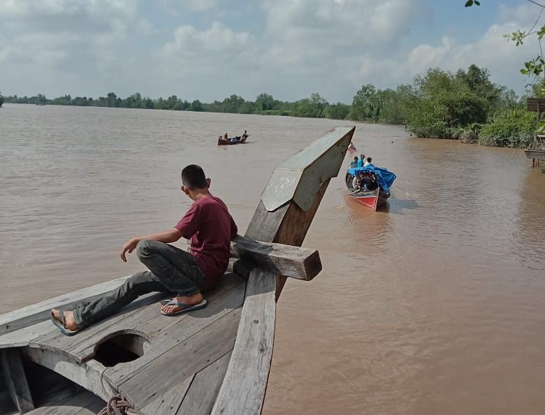 Warga melakukan pencarian Abu Bakar mengunakan pompong