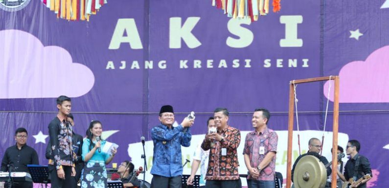 Gubernur Jambi, Dr Drs H Fachrori Umar, M Hum, berkesempatan membuka Ajang Kreatif Seni Siswa 2020 (AKSI) di Lapangan Upacara SMAN 1 Kota Jambi, Kamis (23/1).