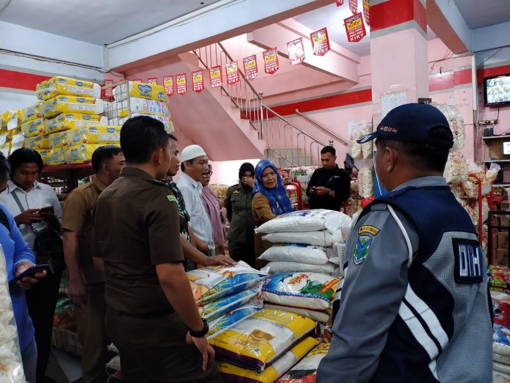 Tim Satgas Pangan Batanghari ketika turun dipusat perbelanjaan.
