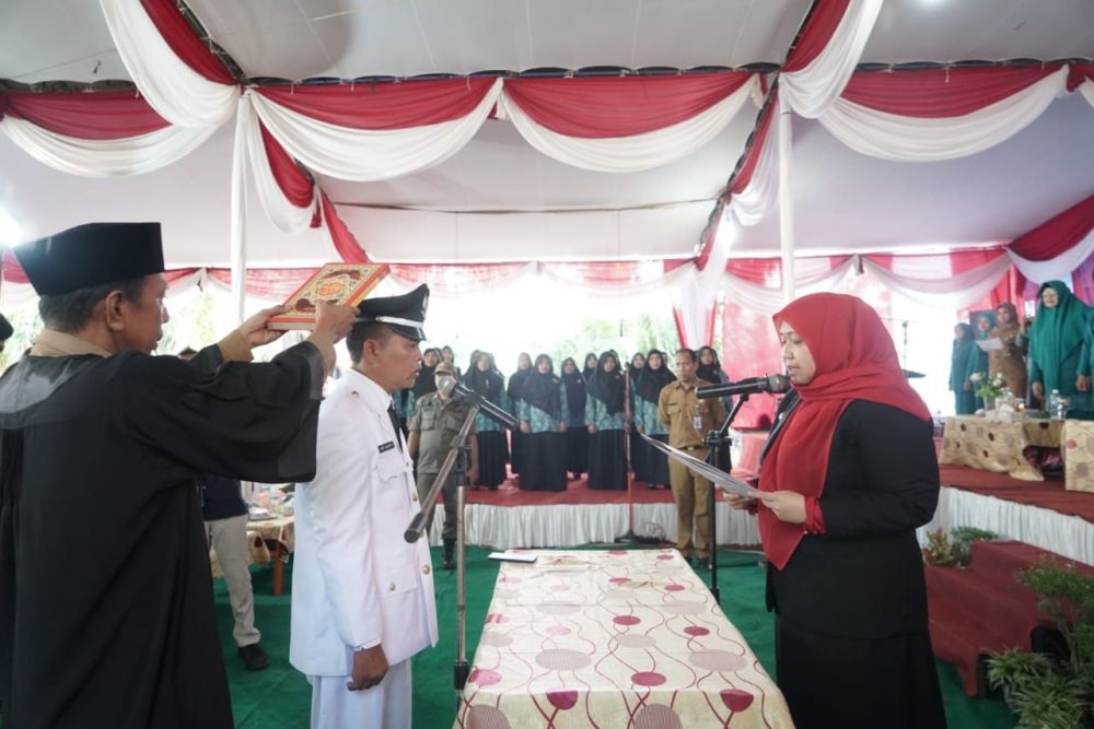 Bupati Masnah membacakan sumpah jabatan.