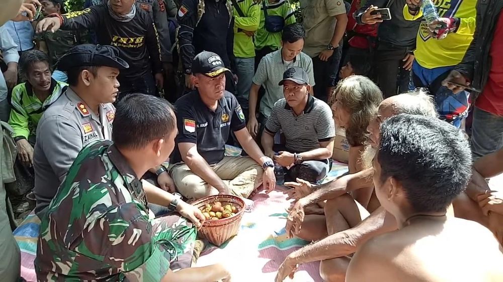 Bupati Tebo bersama Kapolres dan Dandim saat menikmati pesta buahan hutan yang digelar
