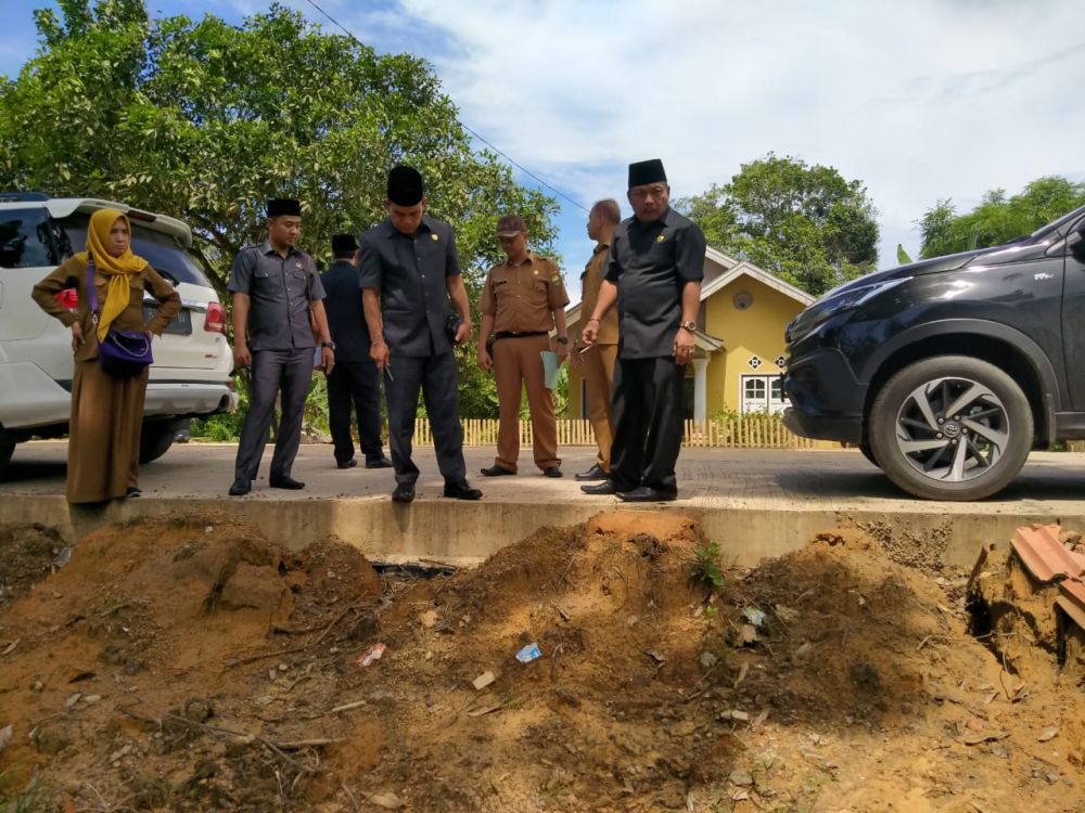 Anggota dewan Muarojambi mengecek pekerjaan jalan Sekumbung Rukam..