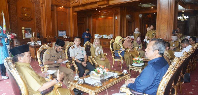 Gubernur menerima kunjungan kerja Staf Ahli Menteri Kesehatan Republik Indonesia Bidang Hukum Kesehatan, dr. Kuwat Sri Hudoyo, MS, di Ruang Kerja Gubernur Kantor Gubernur Jambi, Selasa (28/1).
