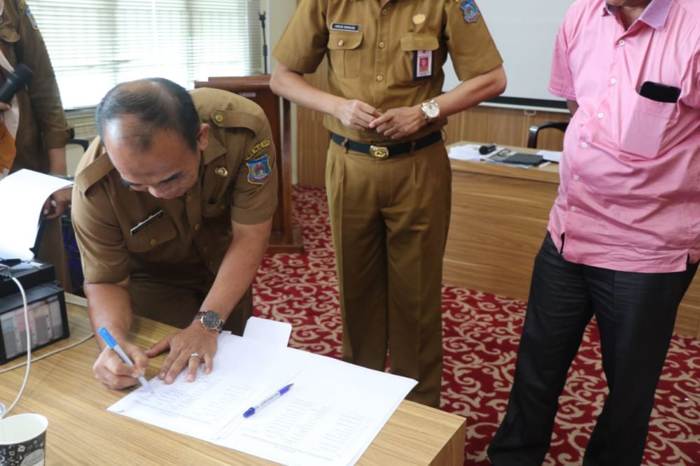 H Firdaus Khatab Menandatangani Berita Acara Kegiatan.