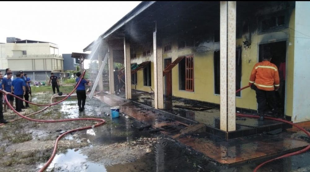 Bedeng empat pintu terbakar Petugas memadamkan api.