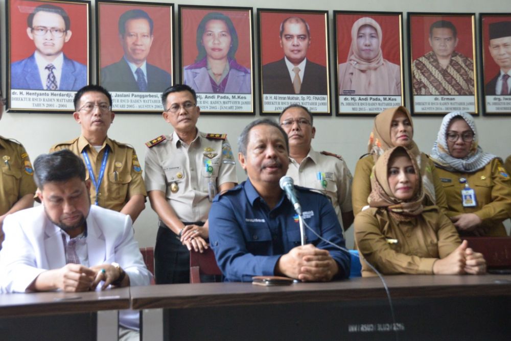 Jumpa Pers di RSUD Raden Mattaher oleh Staf Ahli Bidang Hukum kesehatan Kementerian Kesehatan RI, dr Kuwat Sri Hudoyo didampingi pejabat RSUD dan dokter yang menangani pasien yang baru pulang dari Wuhan tersebut. 