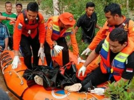 Jenazah Doni dievakuasi petugas