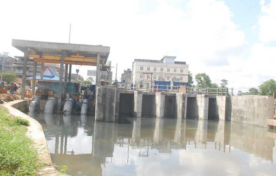 Pintu air di bangun untuk menaggulangi banjir di kota Jambi.
