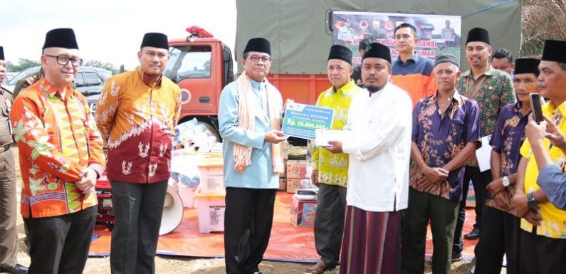 Fachrori saat memberikan bantuan kepada Pondok Pesantren yang terbakar, yakni Tahfizul Qur’an Ummul Quro,  Dusun Rantau Duku, Kecamatan Rantau Pandan, Kabupaten Bungo, Kamis (30/01).