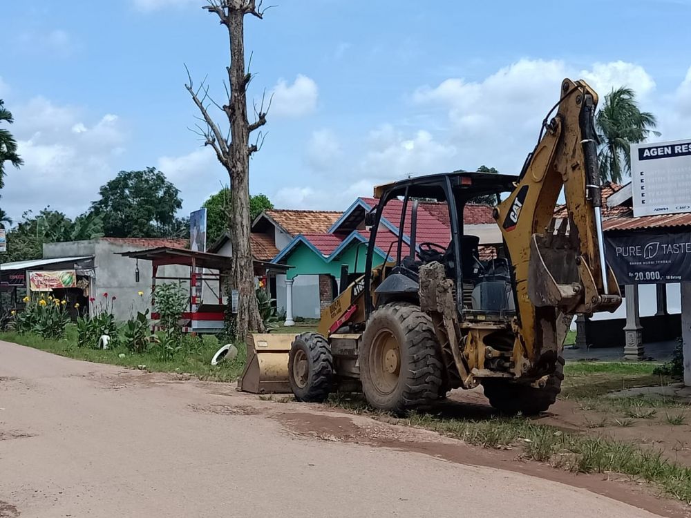 Alat berat milik Pemkot Jambi yang diturunkan untuk memperbaiki jalan rusak yang viral di Medsos.