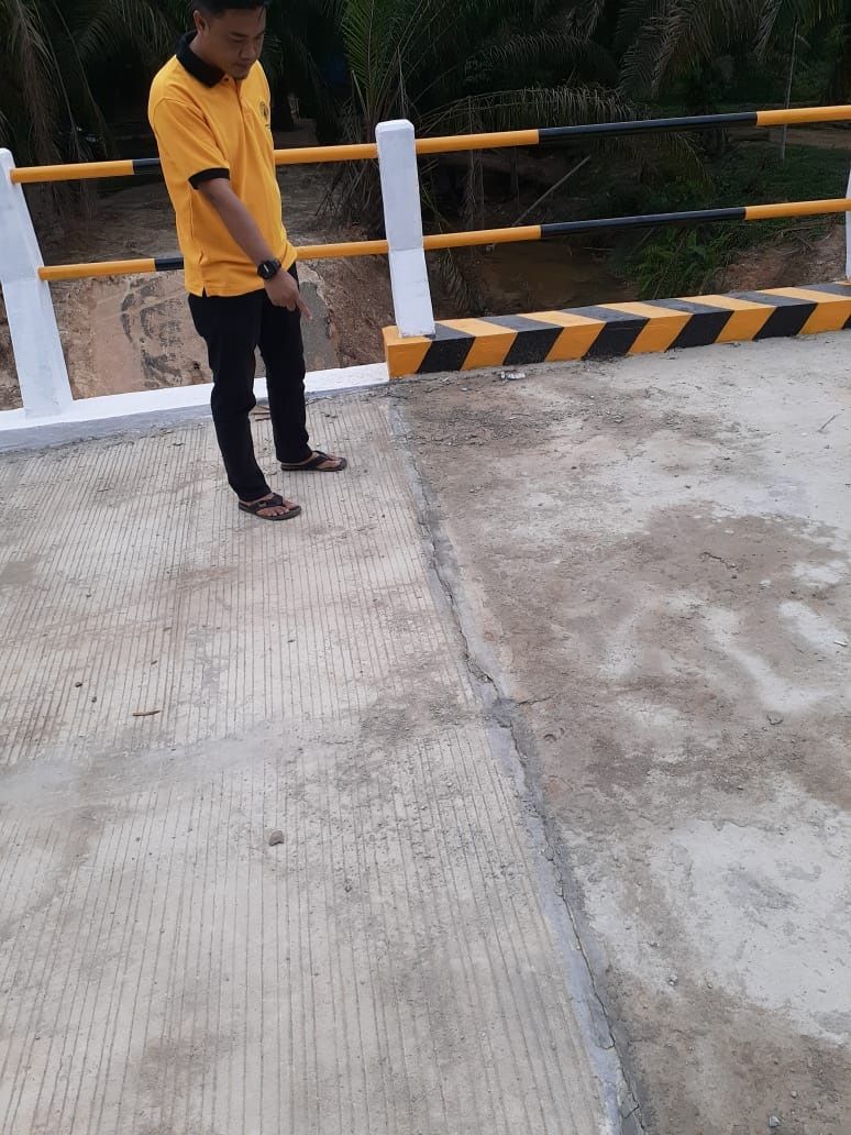 Bagian Oprit Jembatan Kualadasal Tampak turun dan retak.
