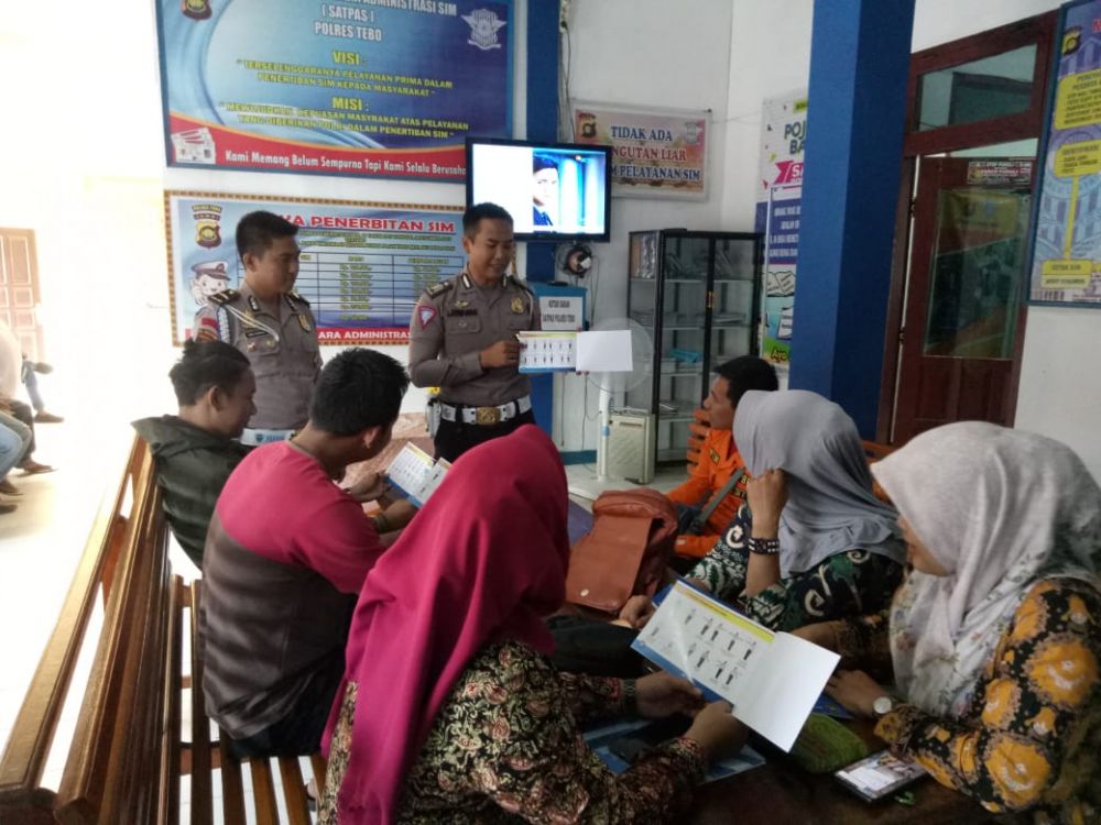 Satlantas Polres Tebo memberi penjelasan ke warga yang ingin membuat SIM.