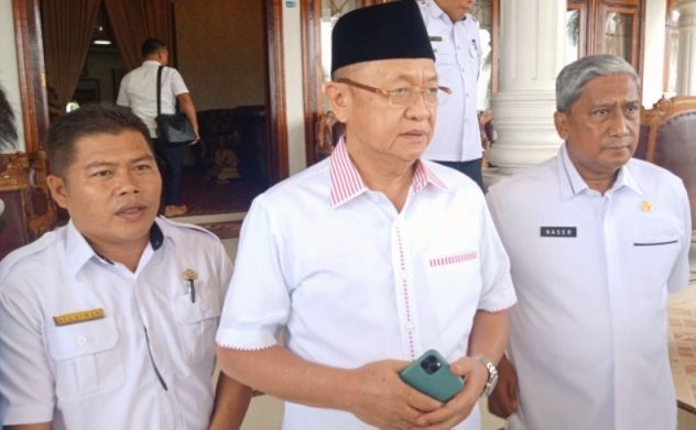 Bupati H Cek Endra bersama Sekda dan Kabag Humas saat diwawancarai media
