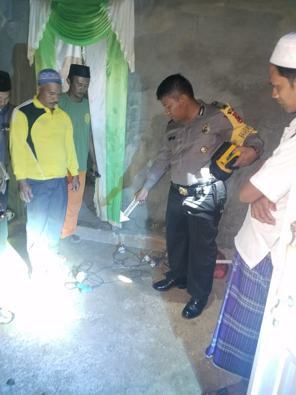 Polisi melakukan olah TKP warga Rimbo Ulu yang kesetrum 