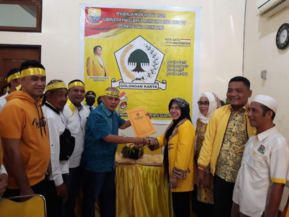 Tim Fachrori menyerahkan formulir pendaftaran