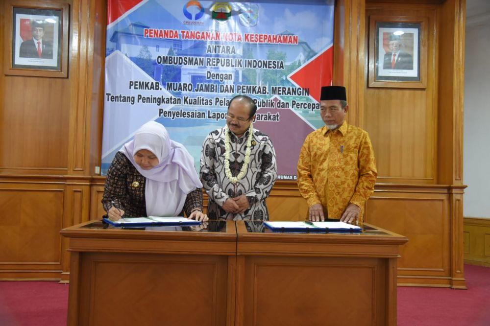 Bupati  Masnah menandatangi MoU dengan Ombudsman.