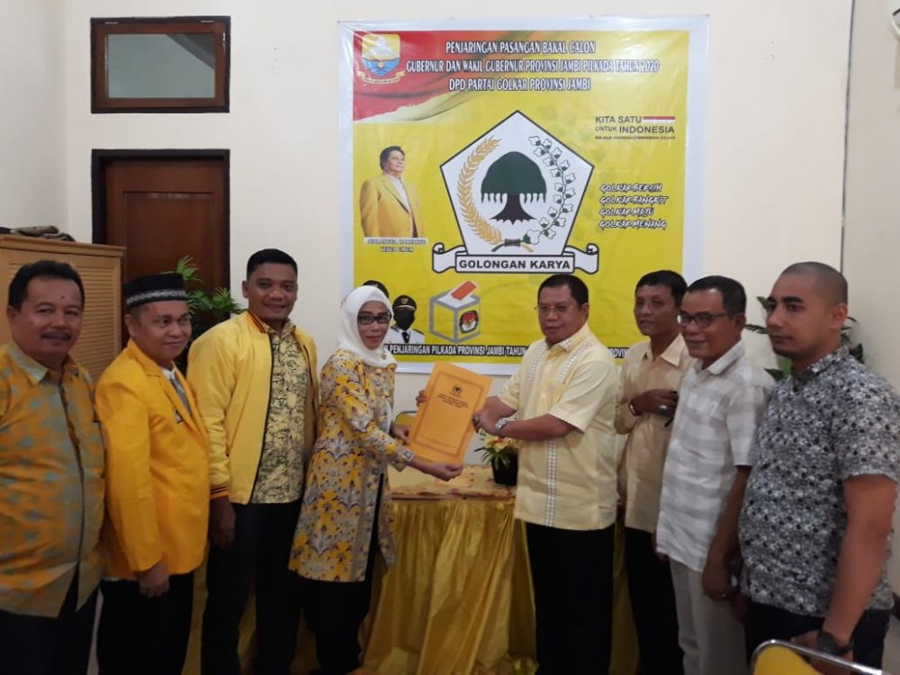 Ramli Taha menyerahkan berkas pendaftaran.