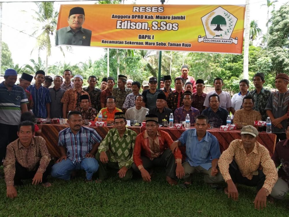 Dewan Dapil I Edison foto bersama warga