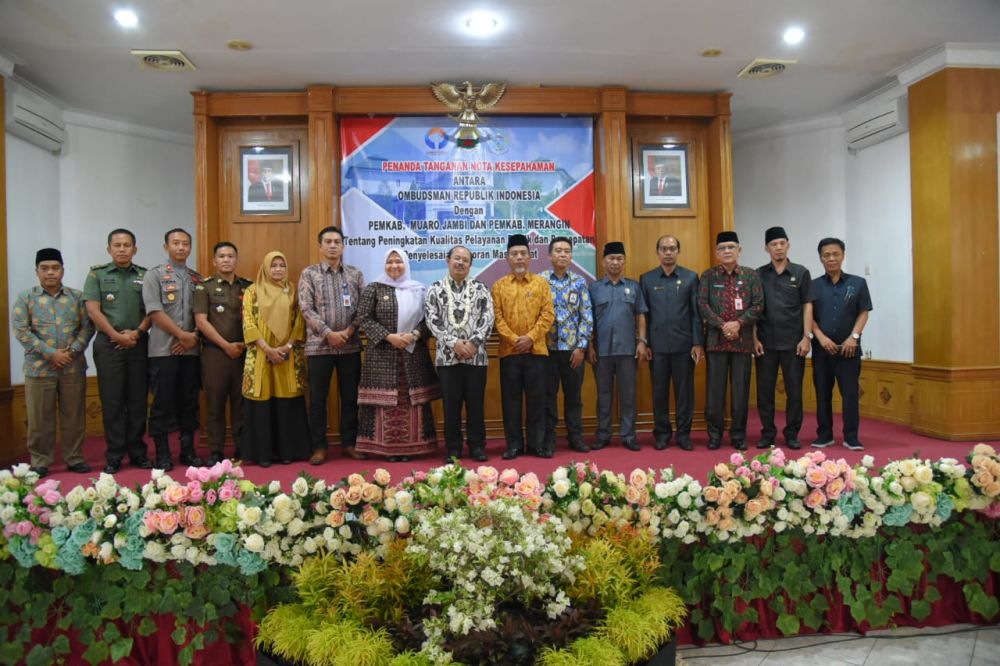 Foto bersama Ombusdman RI dan Bupati Muarojambi
