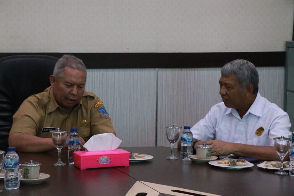 Safrial ketika memimpin rapat.
