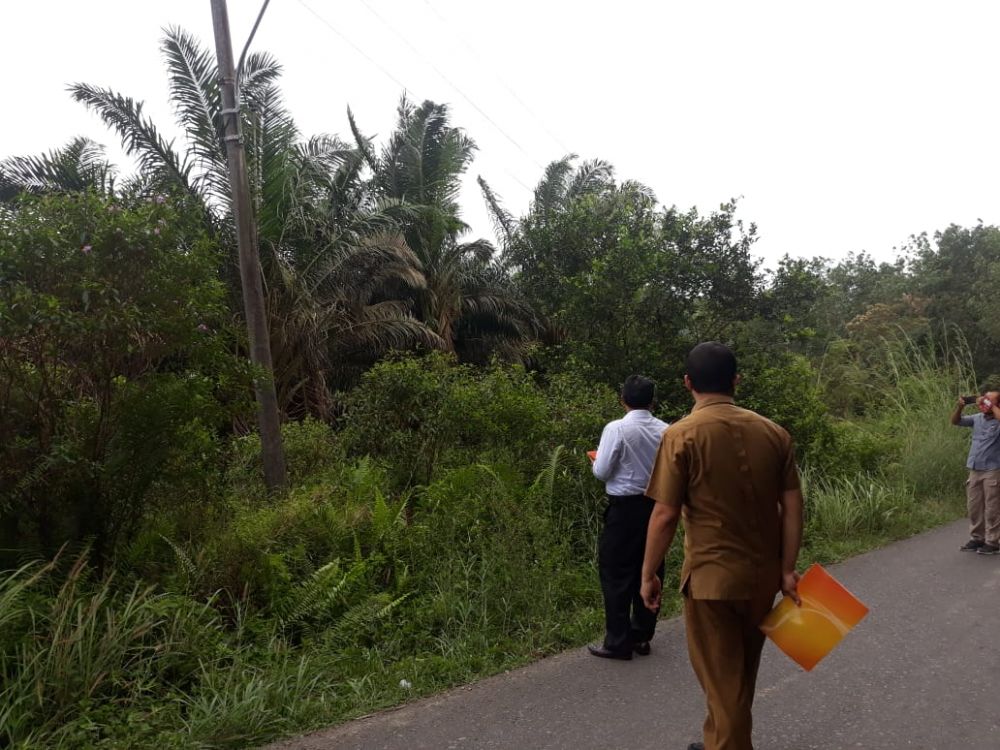 Petugas mengecek lokasi hilangnya kabel LPJU.