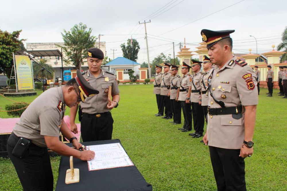 Kapolres menandatangi berita acara sertijab.
