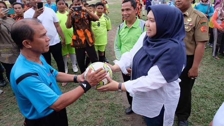 upati Muaro Jambi Hj. Masnah Busro, SE saat mengujungi kesebelasan Muaro Jambi Legend FC