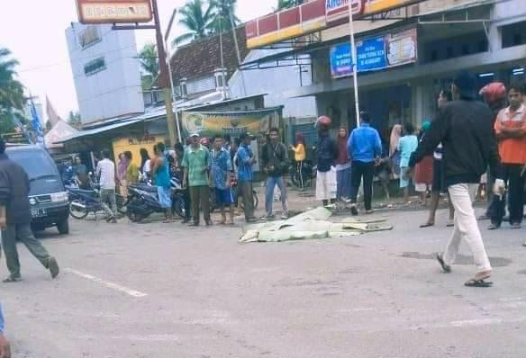 Jasad Emi Sapiah (45) yang tewas terlindas truk batubara .