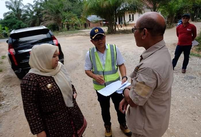 Bupati Muarojambi, Hj. Masnah Busro, SE, saat melalukan peninjauan perbaikan jalan di Muaro Jambi,